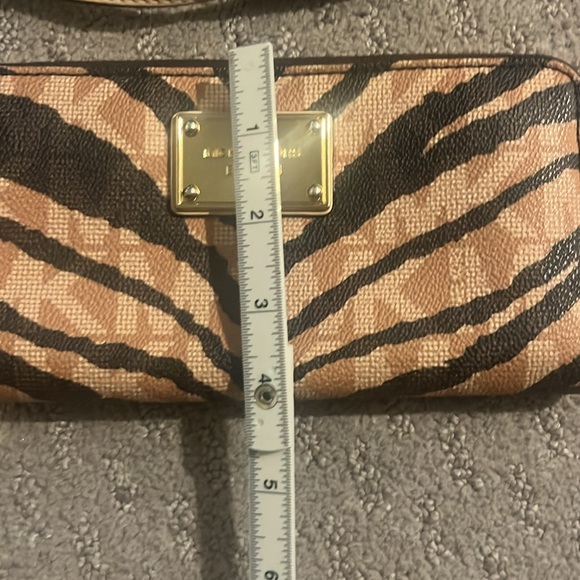 Michael Kors print crossbody and matching wallet - Picture 13 of 13